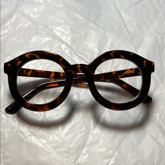 Accessories - NWOT-Tortoise Shell Round Glasses